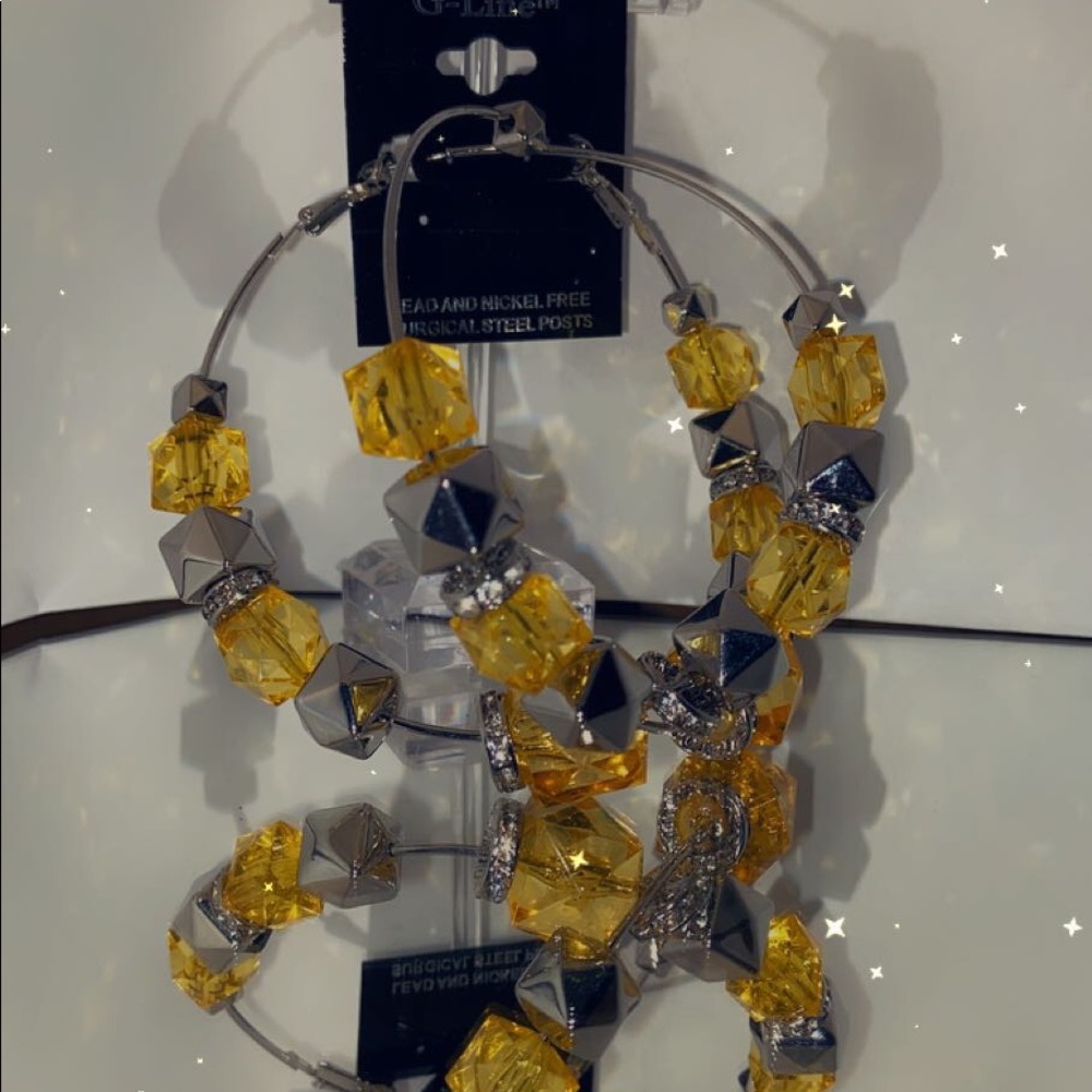 Metal slightly weighted and not to heavy.